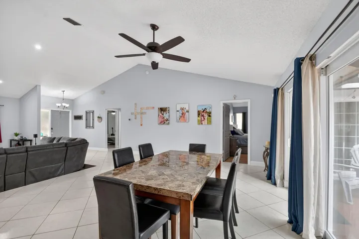 LIVING/DINING AREA