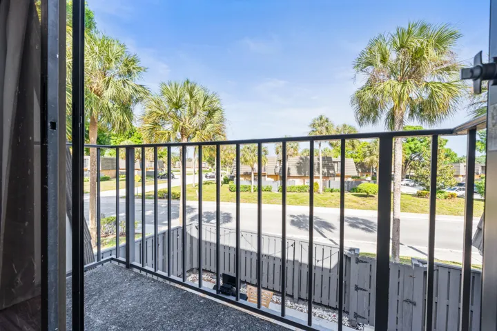28_private balcony