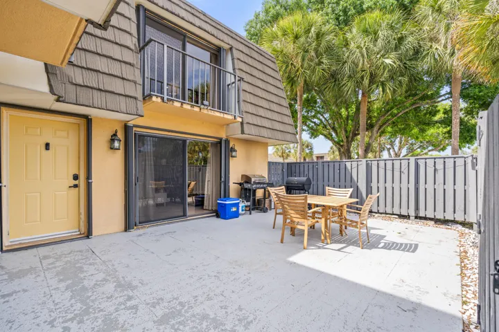 52_private courtyard