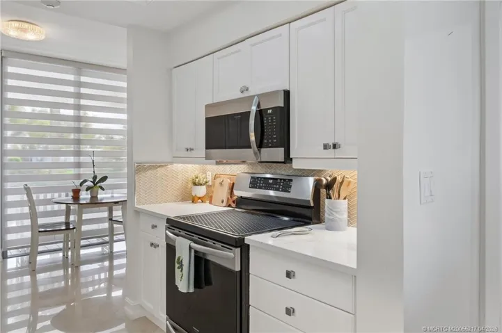 Stainless appliances and tray ceiling
