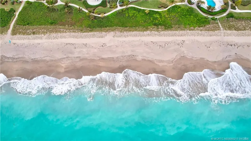 Pristing beach
