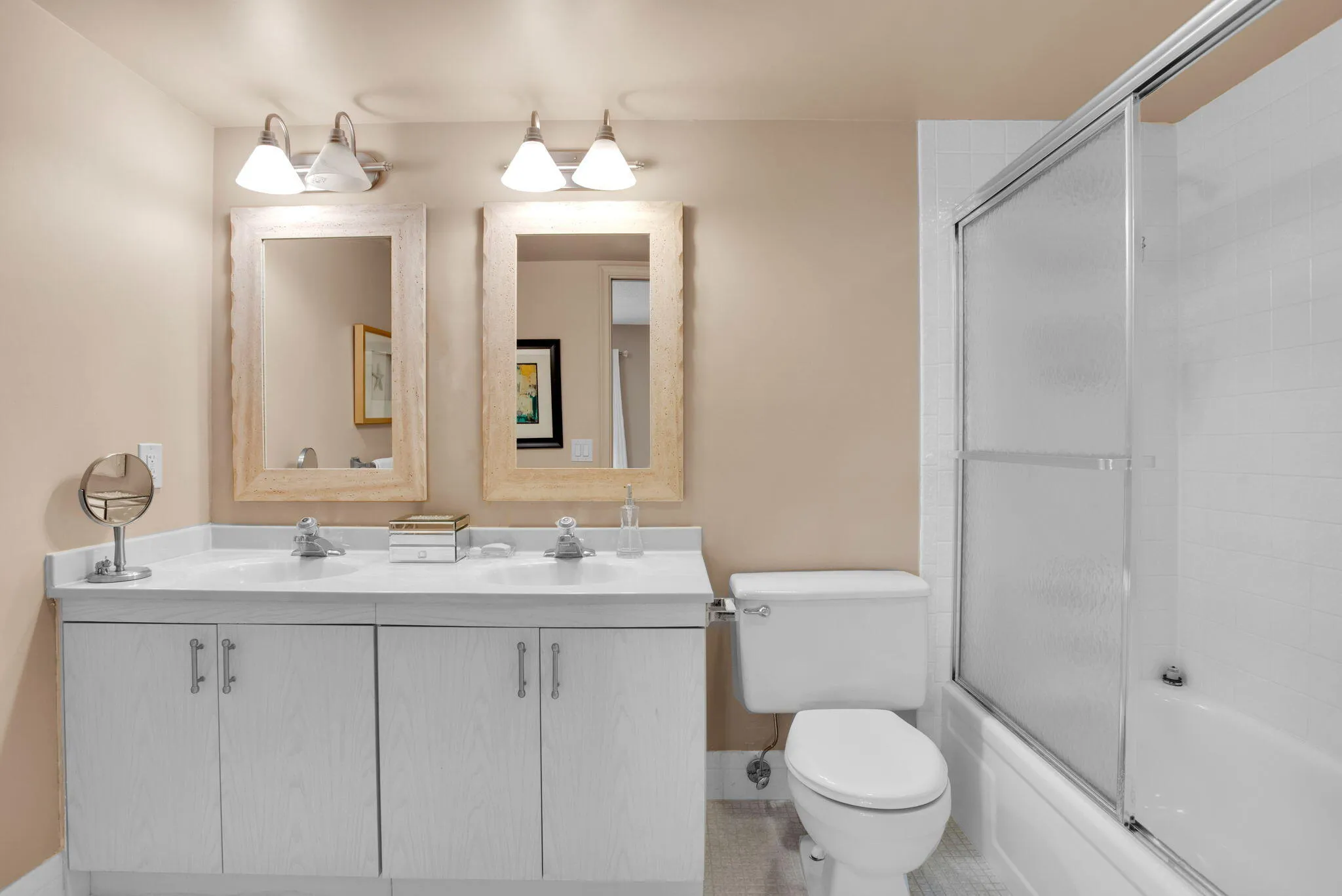 MAIN BATHROOM TUB/SHOWER