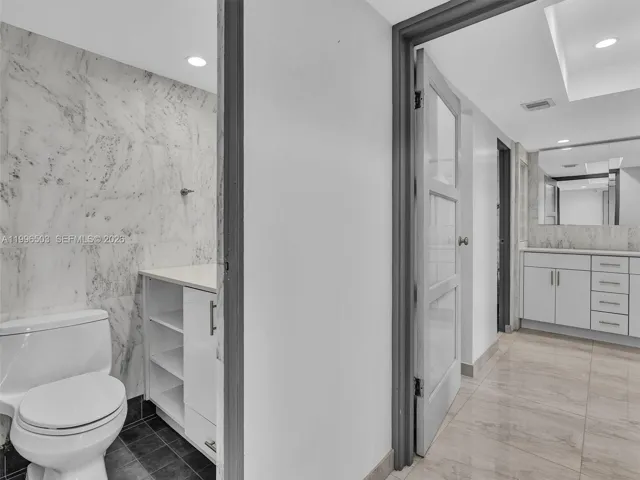 Guest bathroom with access to private bedroom suite