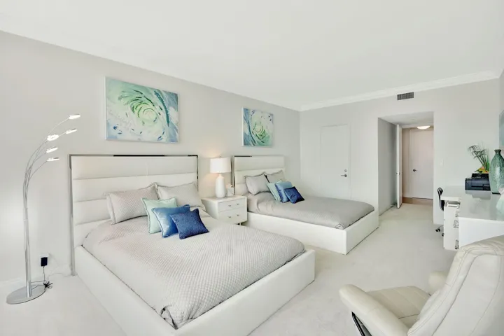 2 Queen Beds in Guest Room