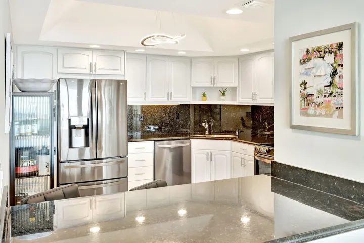 Open-Concept Kitchen w/breakfast bar looking at Ocean