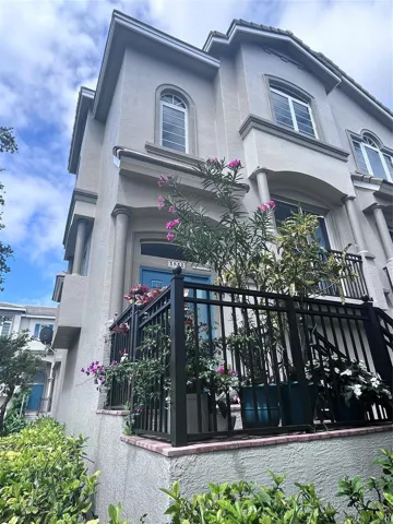 corner unit entrance, EAST / SOUTH