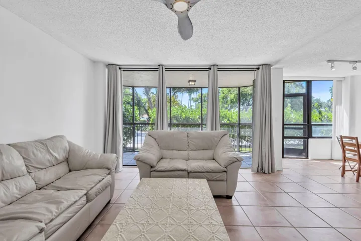 799 Jeffery St 105 pic 5