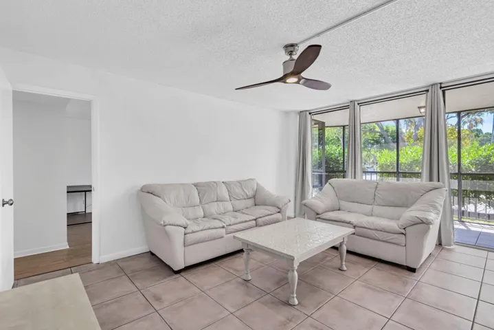 799 Jeffery St 105 pic 4