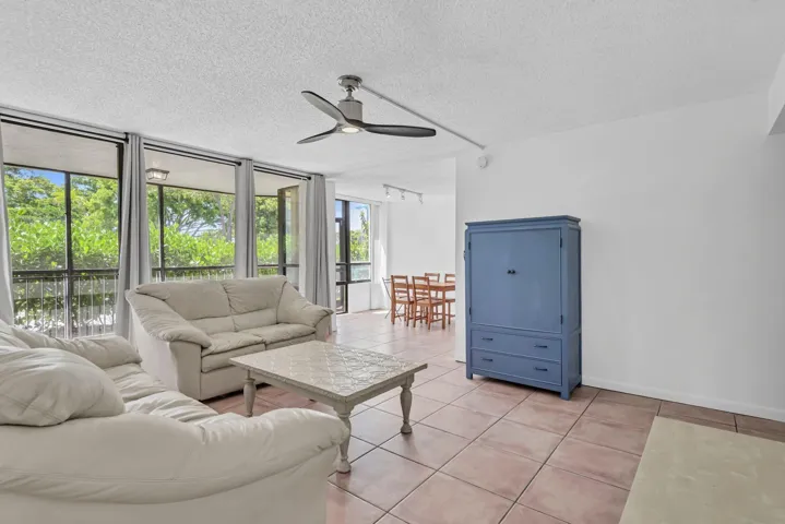 799 Jeffery St 105 pic 6