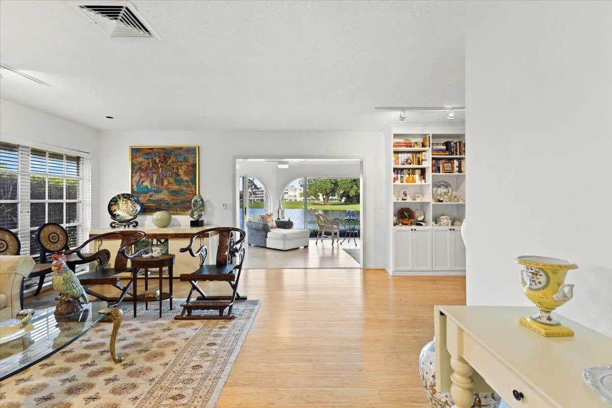 Livingroom to Water