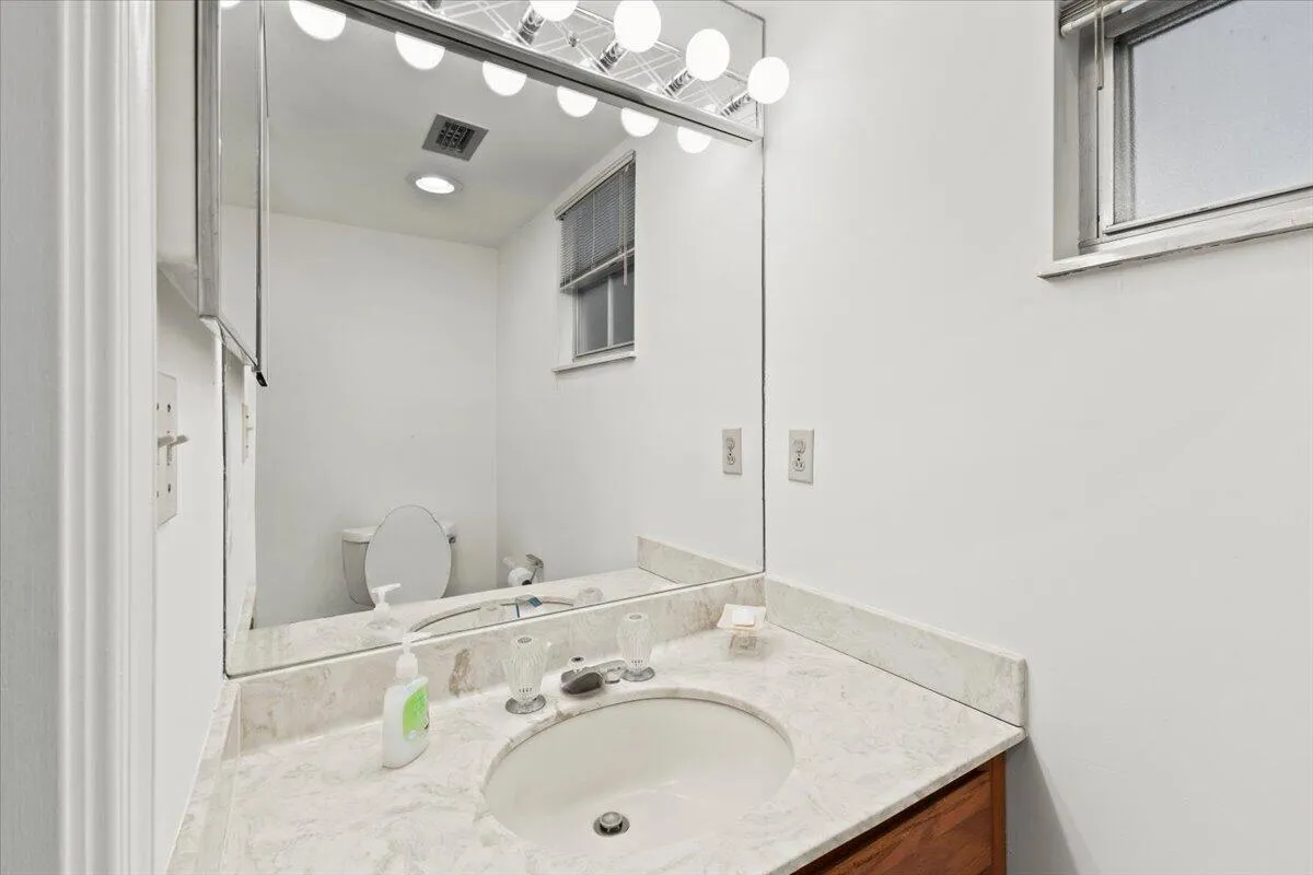 Bathroom 1/2