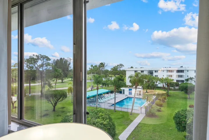 Living Room Golf Course & Water View!