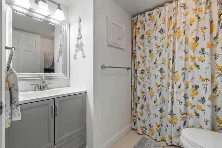 2nd Bathroom - Includes Bathtub