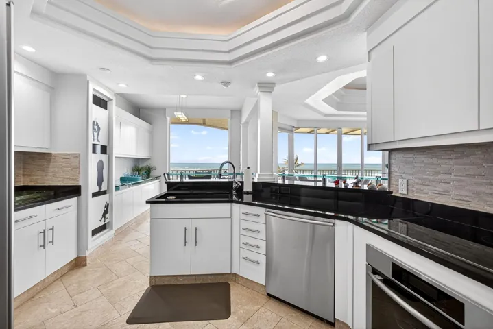 Tray ceiling in the kitchen