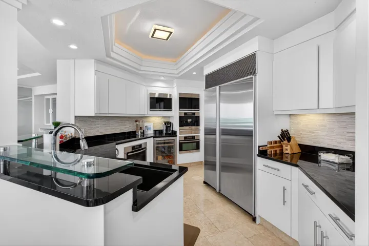 Ample counter and cabinet space