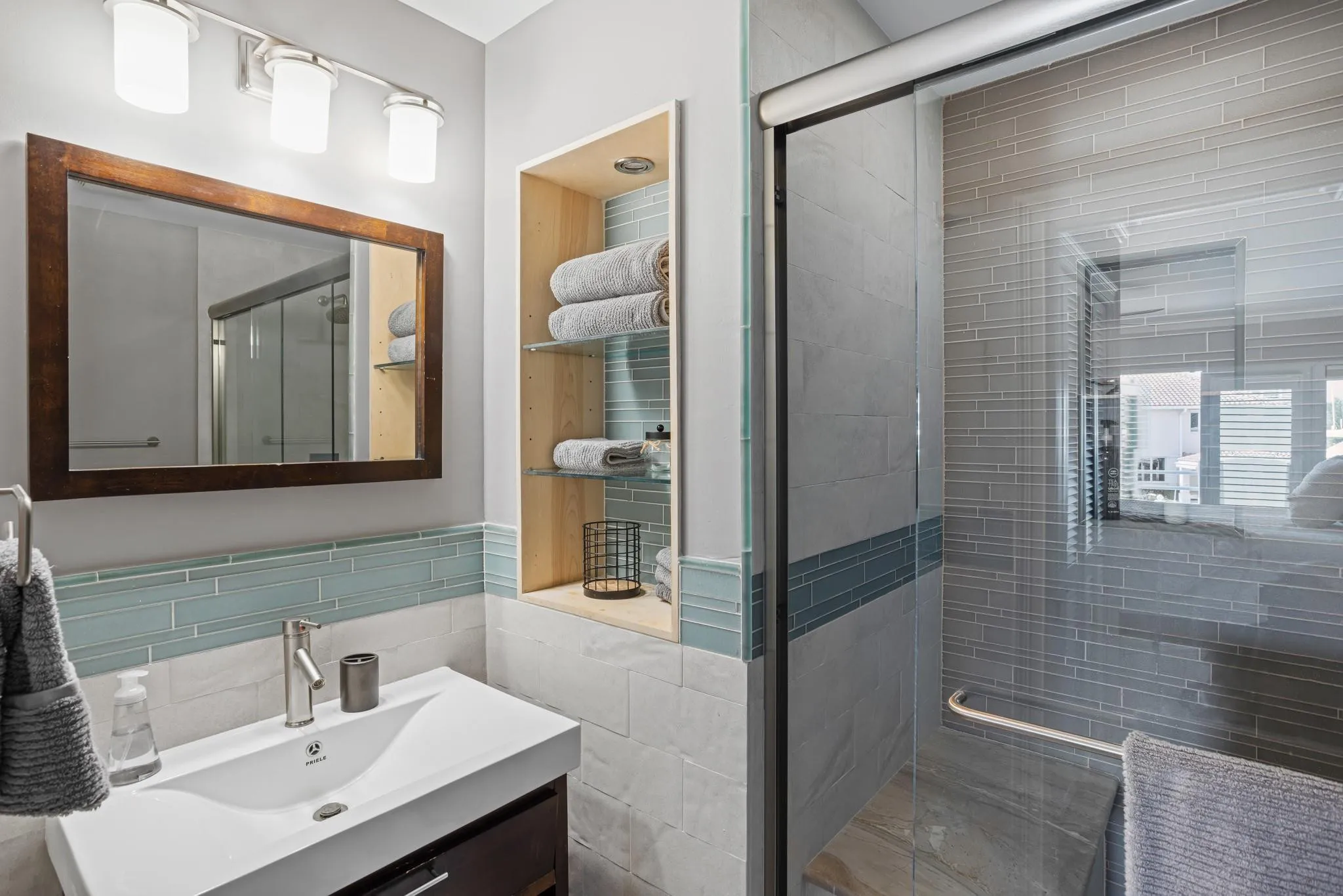 Guest bathroom upstairs