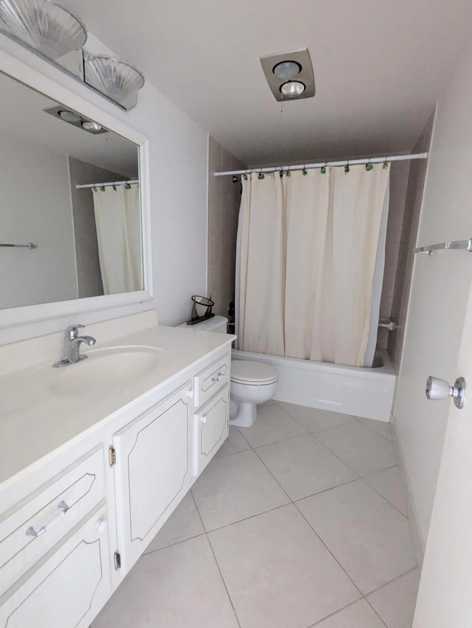 Full Bath 1 w Tub_Shower Combo
