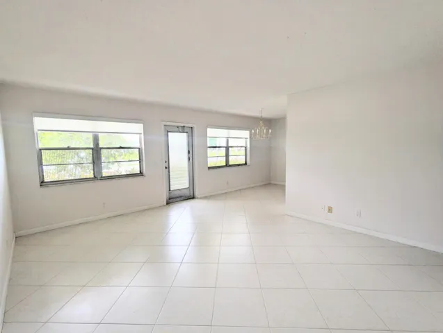 Large Living Area w Tile Floors