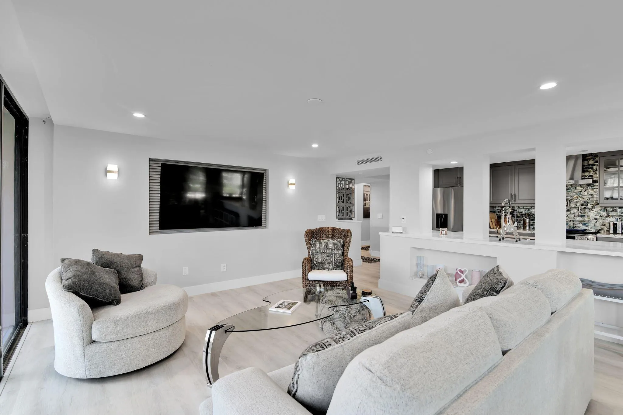 859 Jeffery St 202 Livingroom pic 9