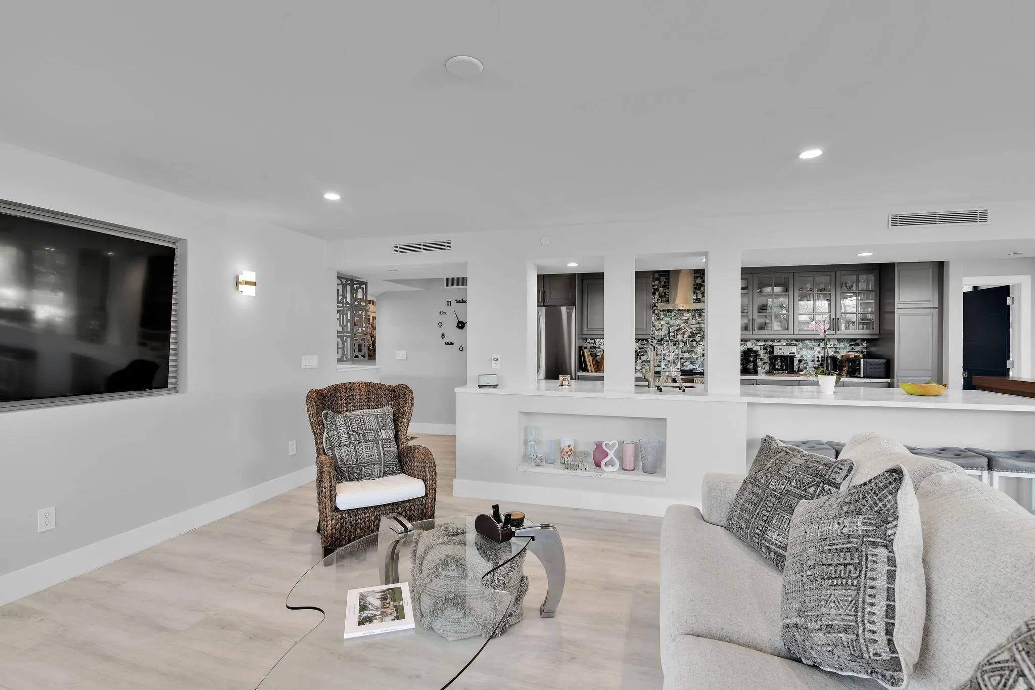 859 Jeffery St 202 Livingroom pic 10