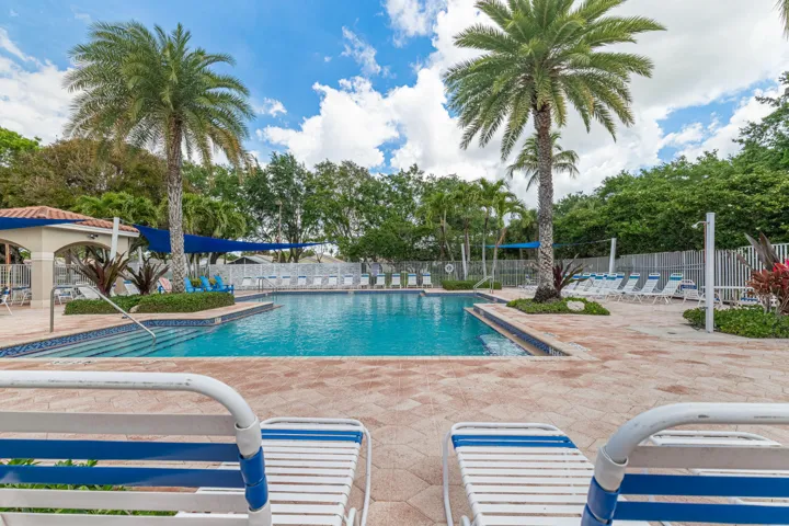 Clubhouse-Pool