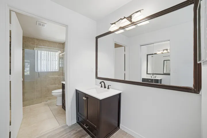 Bedroom1-Bathroom