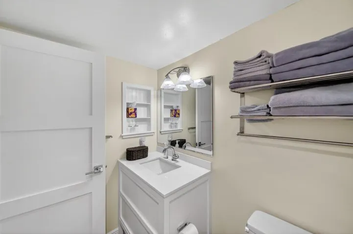 guestbath1b.jpg-SMALL