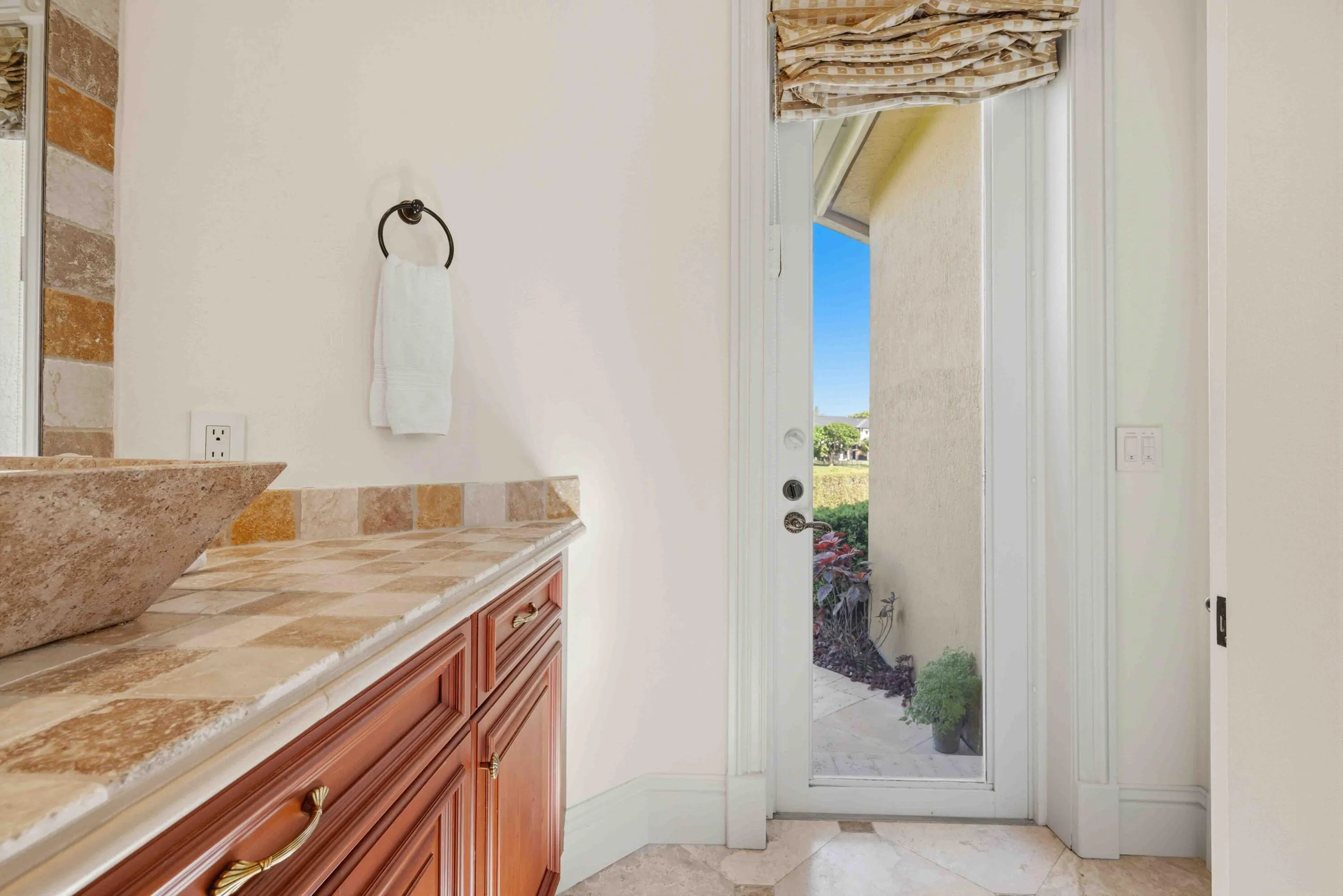 Ensuite Full Bathroom 2/Cabana Bathroom