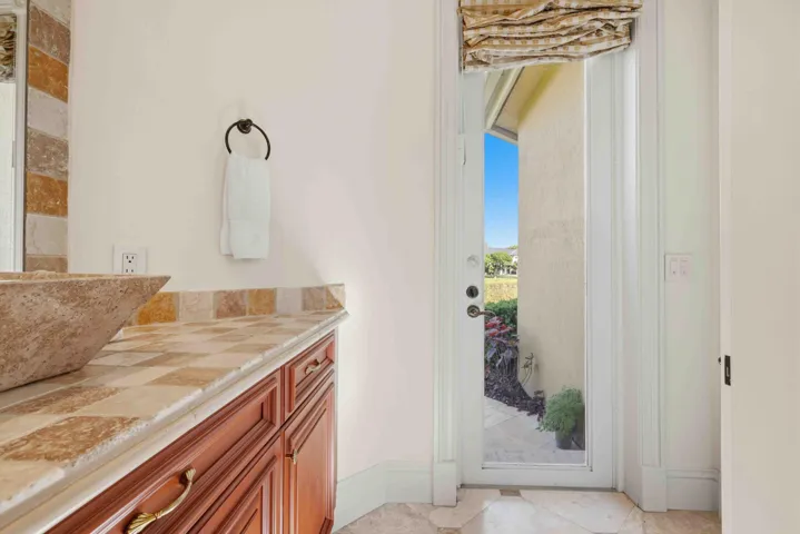Ensuite Full Bathroom 2/Cabana Bathroom