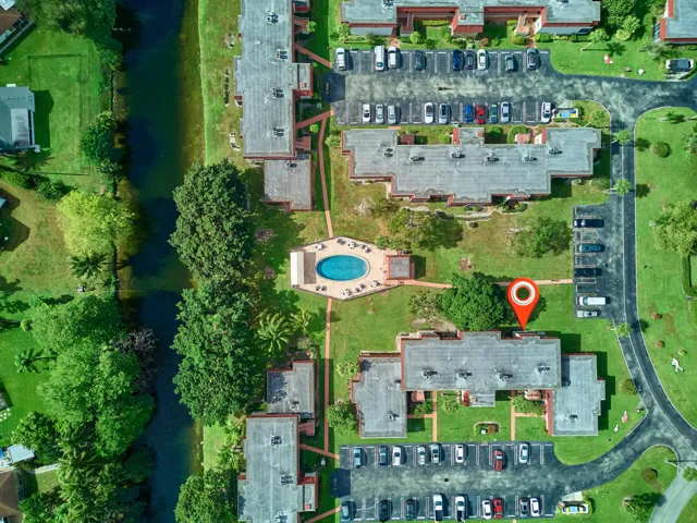 short distance to the pool behind the unit