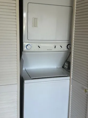 Stackable washer/dryer