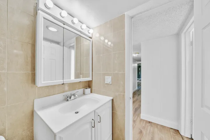 25 Guest Bathroom (2)