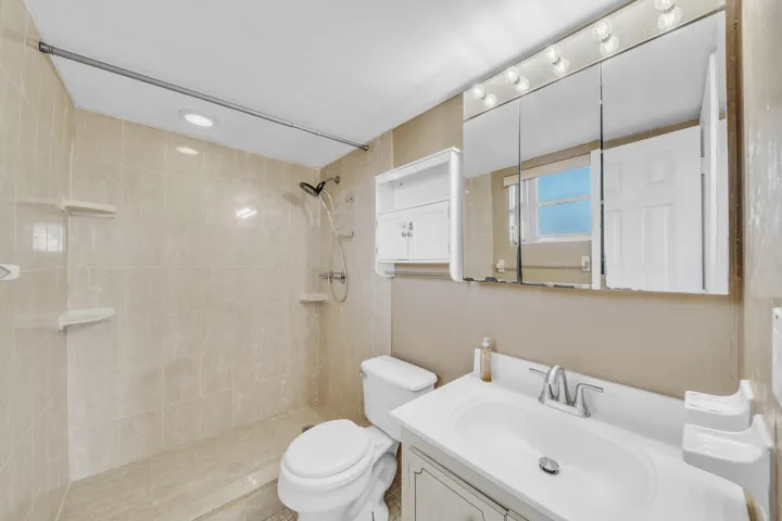 11 Primary Bedroom Suite (4)