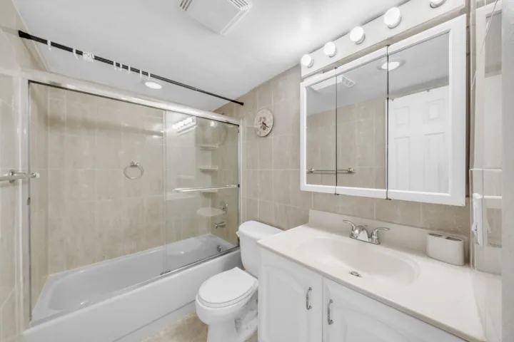 25 Guest Bathroom (1)
