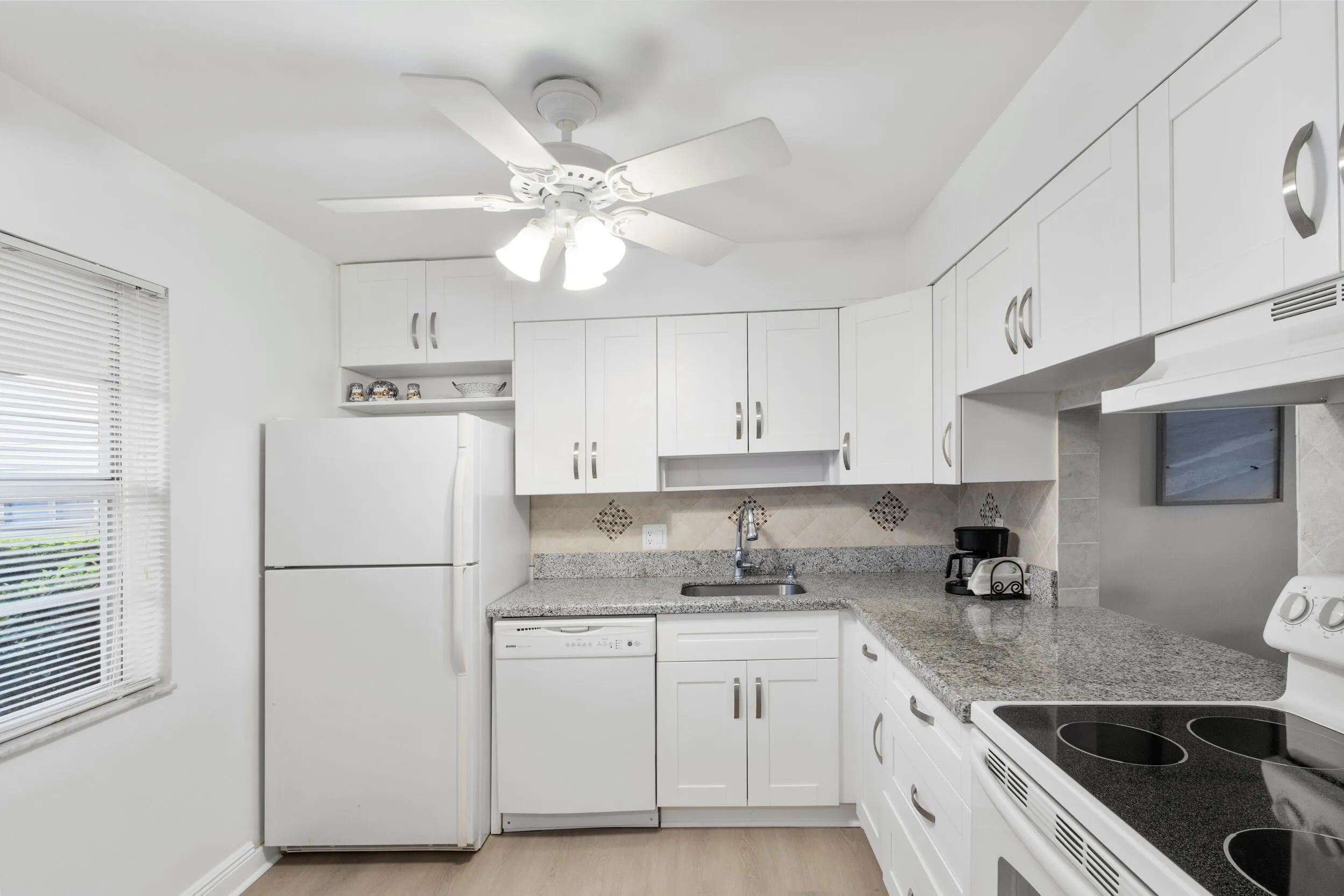 Fully equipped kitchen.