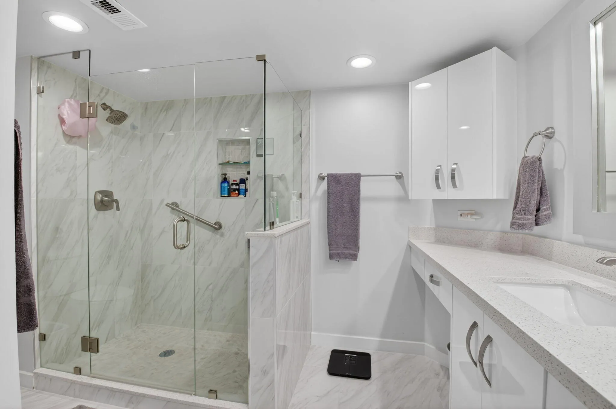 Seamless walk-in shower