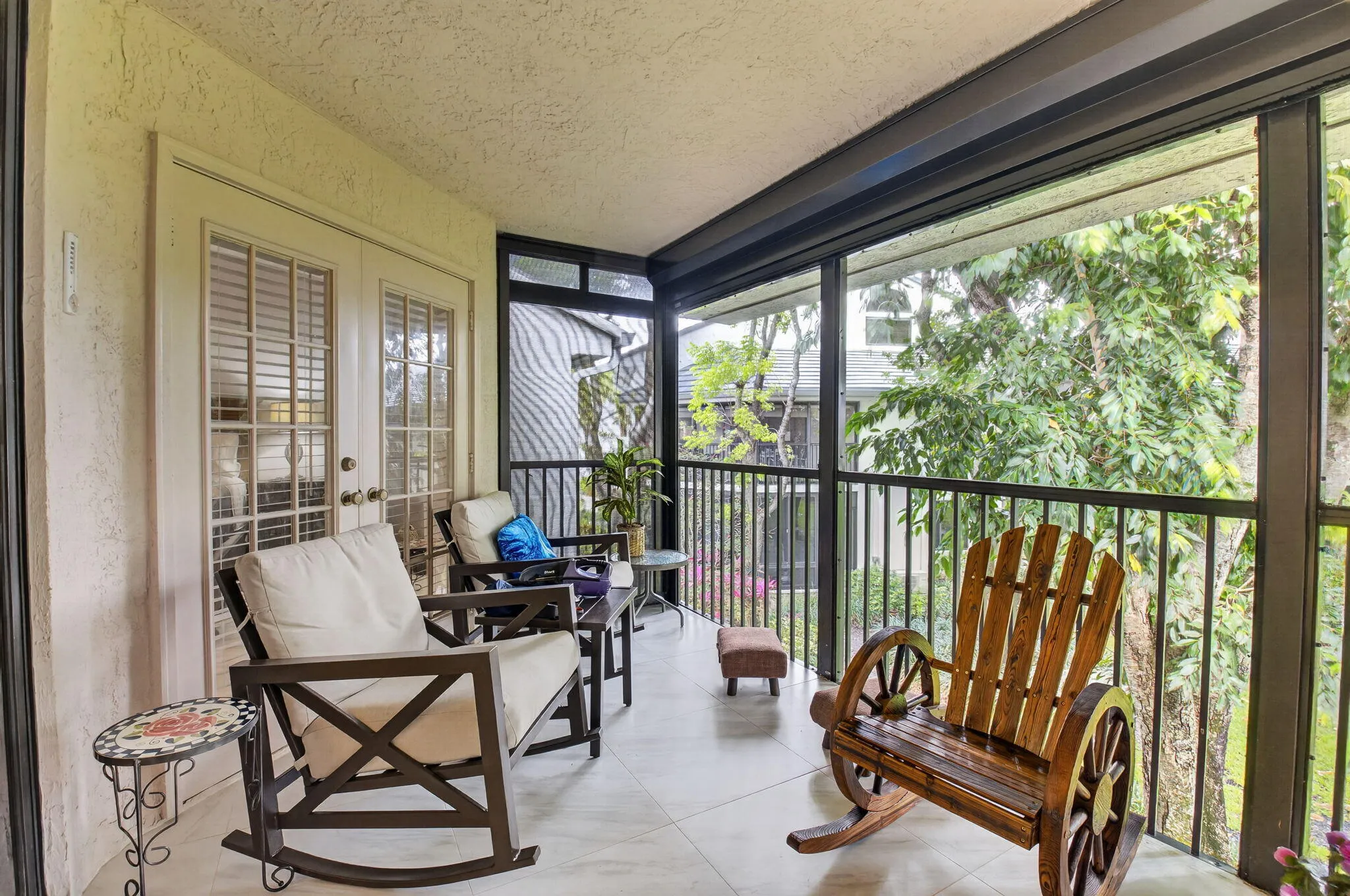 HUGE back screened-in living area