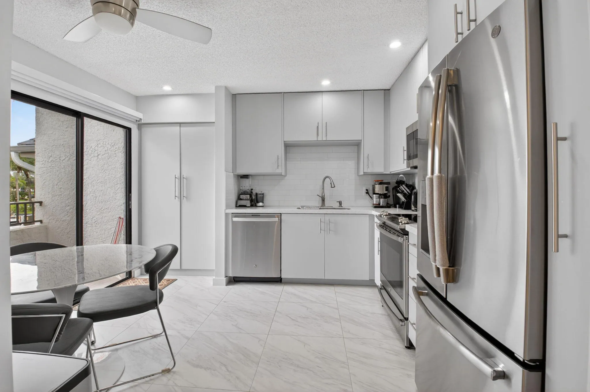 Eat-in breakfast area