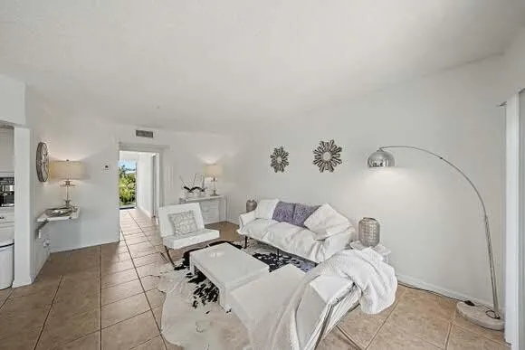 10 Living Area (2)