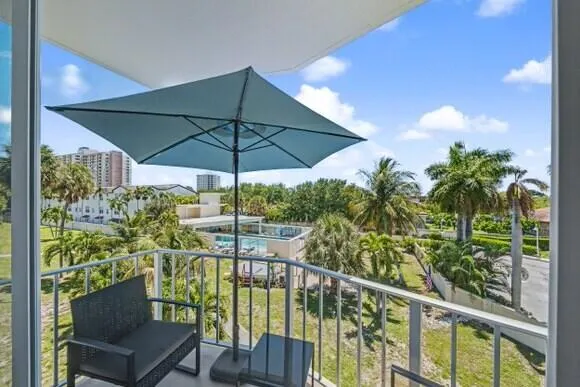 Overed balcony with pool view