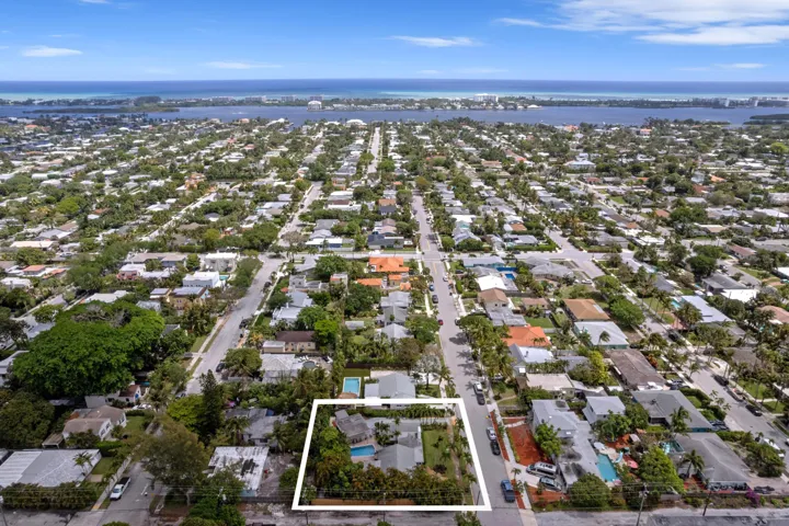 Easy access to the intracoastal waterway, downtown Lake Worth Beach, restaurants and shops on Dixie Hwy, and West Palm Beach.