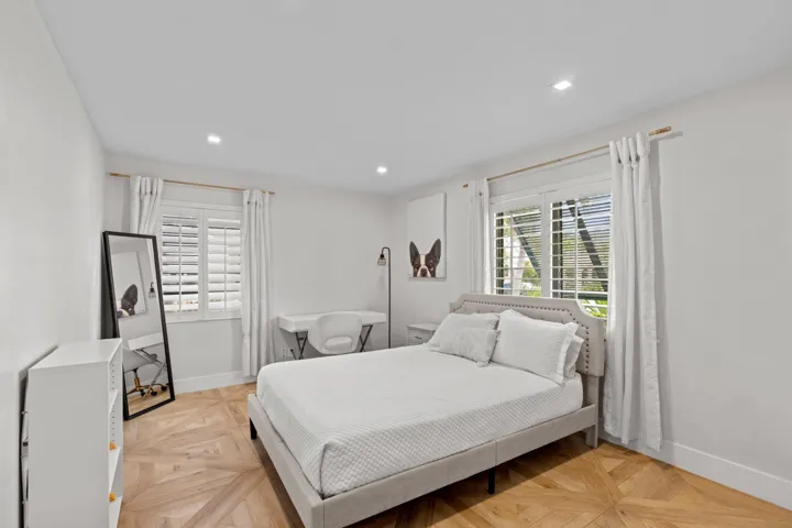 Guest bedroom.