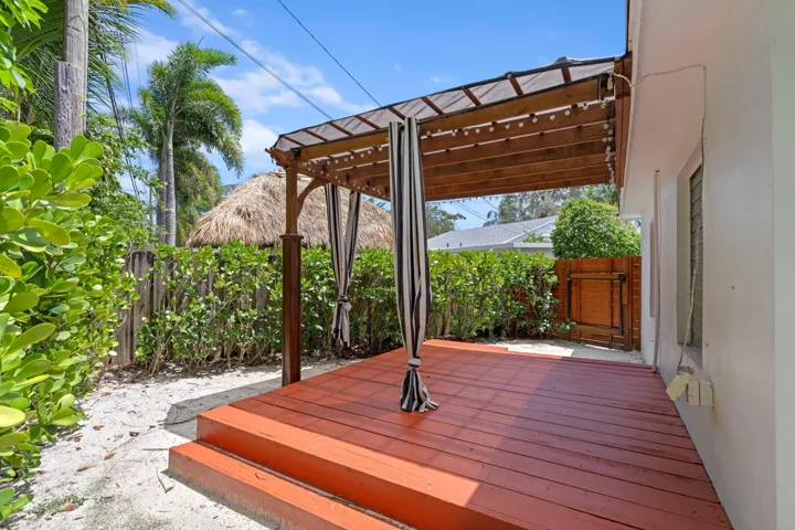 Back deck / lounge area.