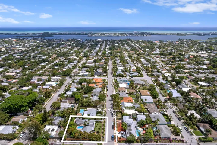Easy access to the intracoastal waterway, downtown Lake Worth Beach, restaurants and shops on Dixie Hwy, and West Palm Beach.