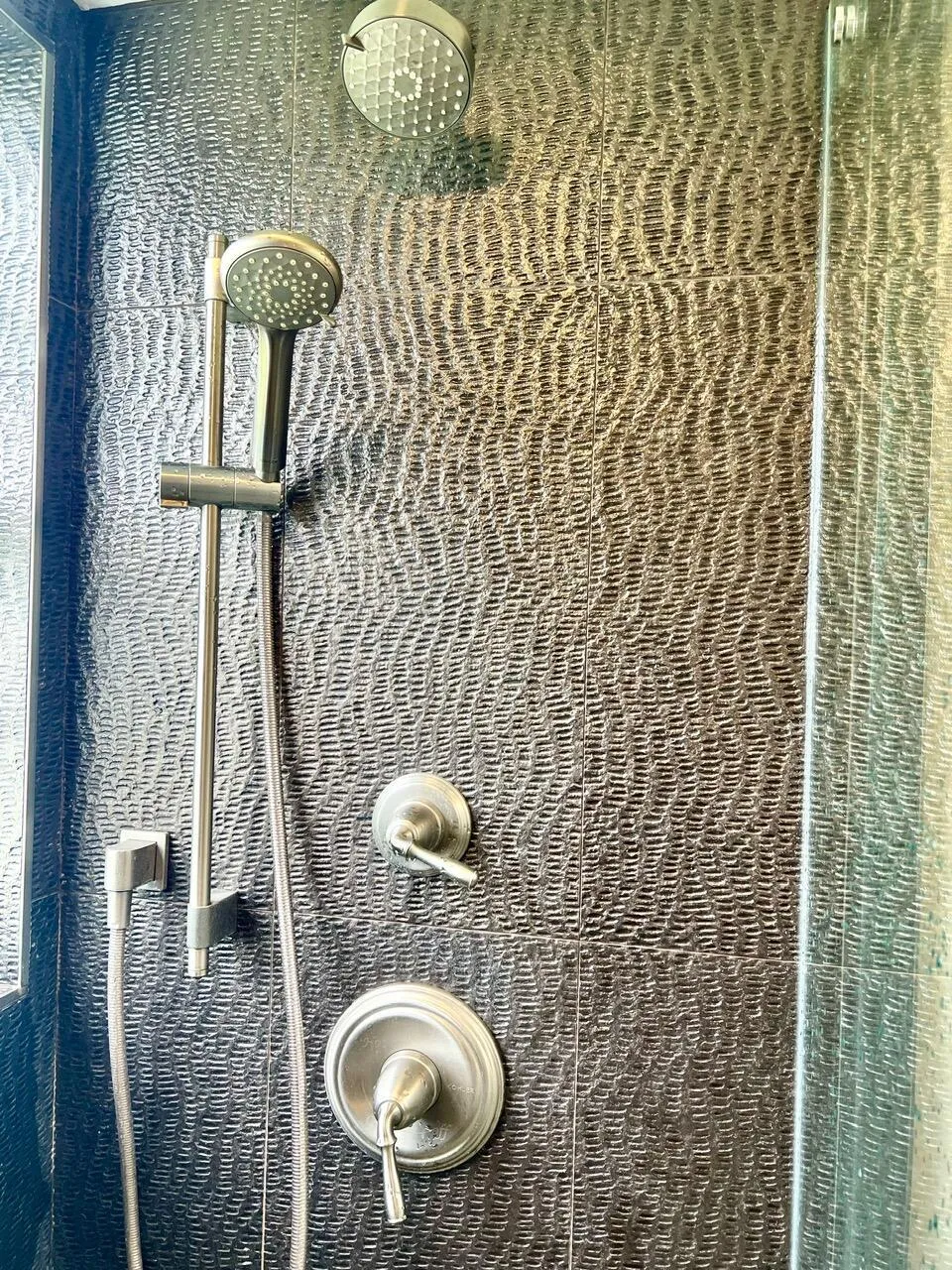 Tiled w/ Multiple Showerheads
