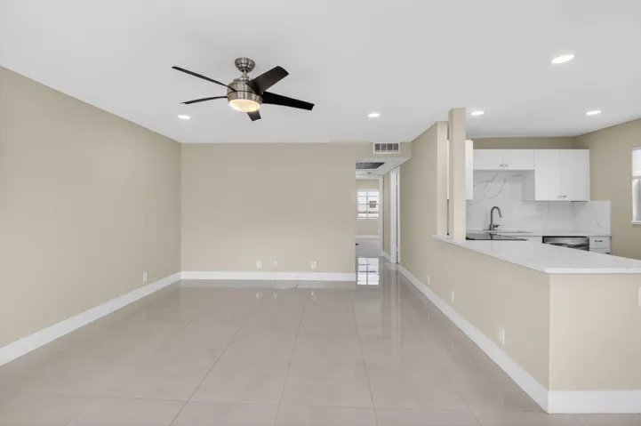 Spacious Living Room w/ open Kitchen Peninsula