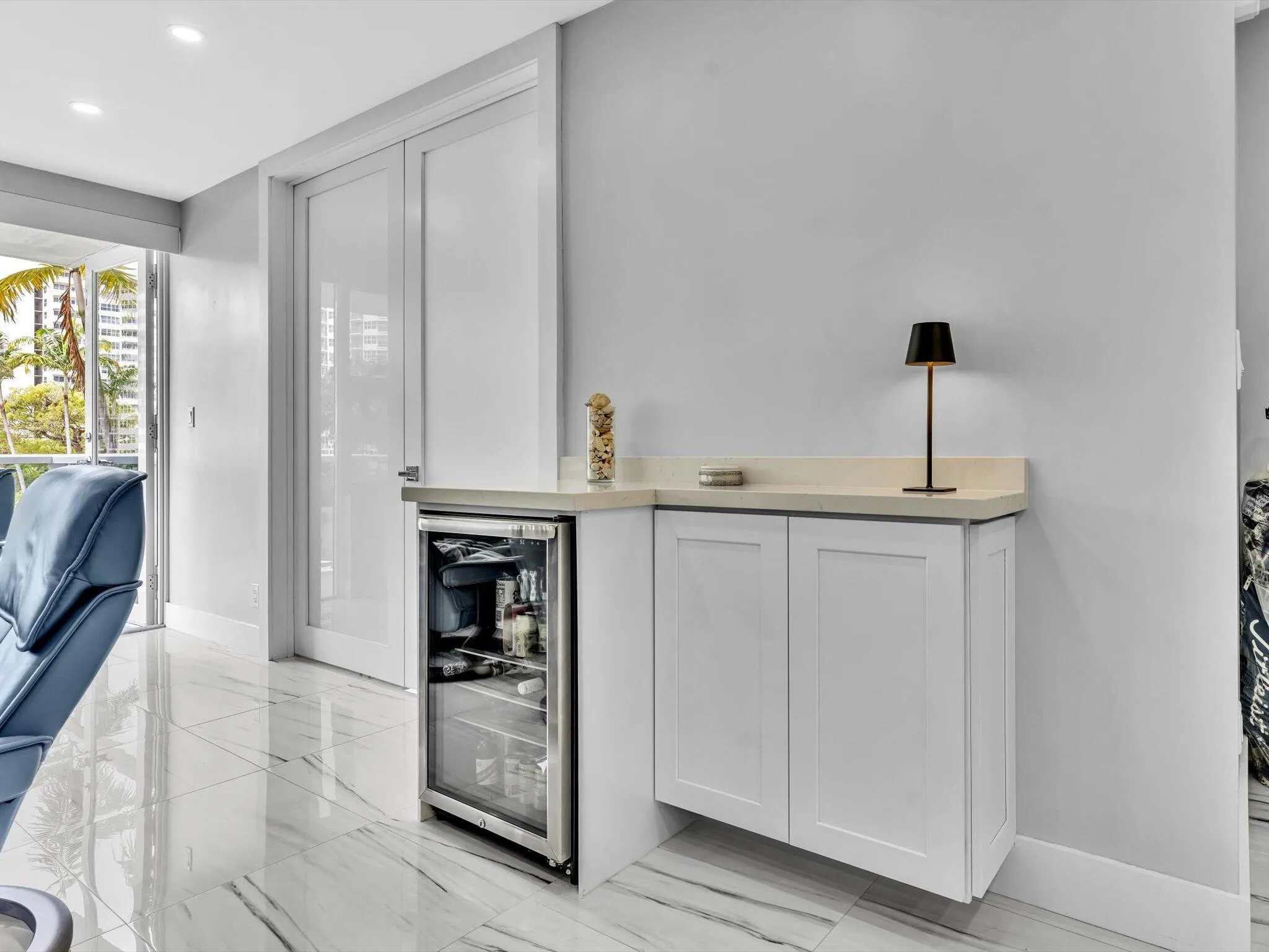 Built in wine/water bottle refrigerator