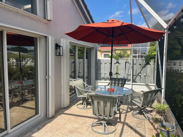 SCREENED PATIO DINING