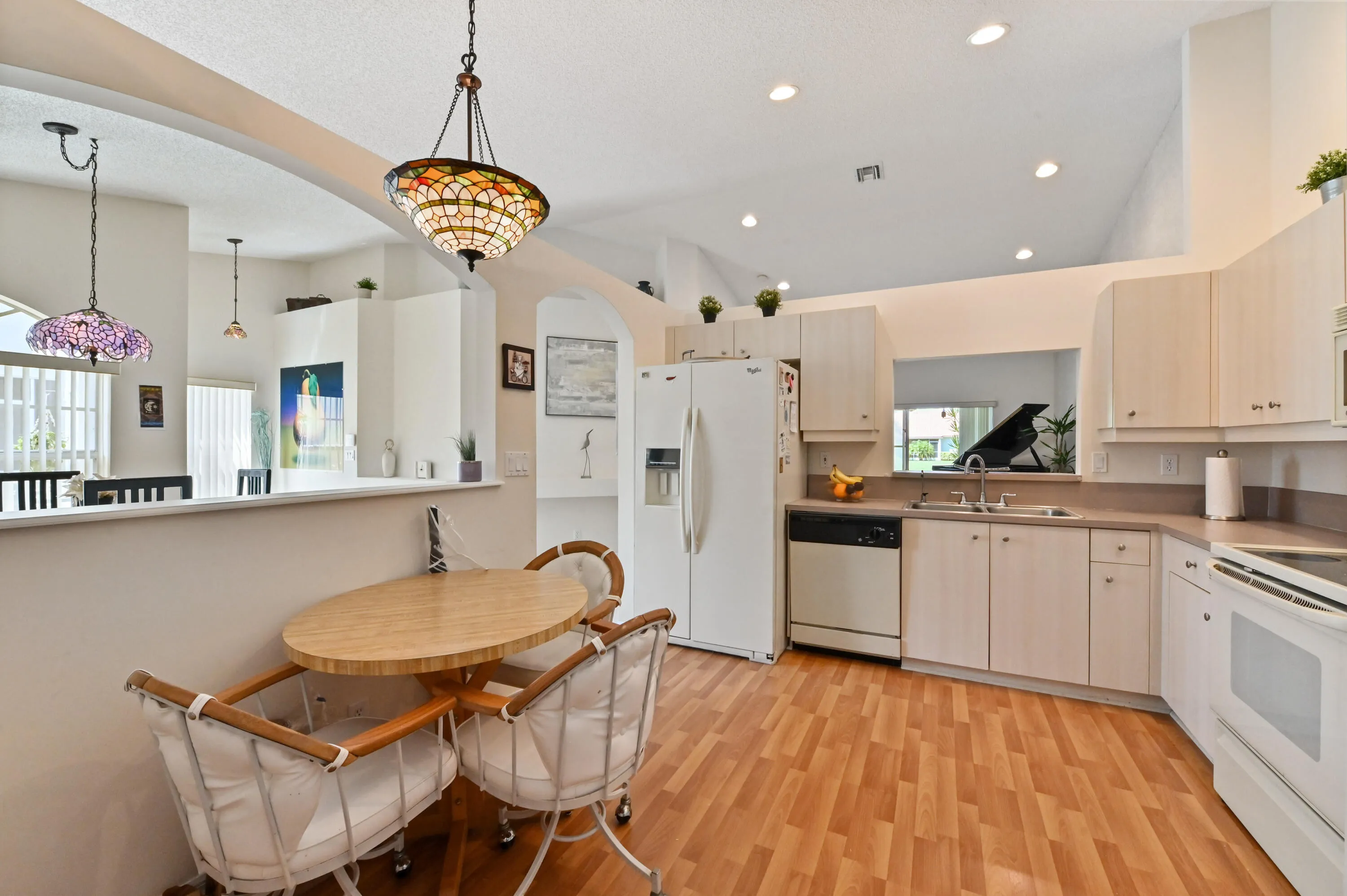 10 Kitchen 01