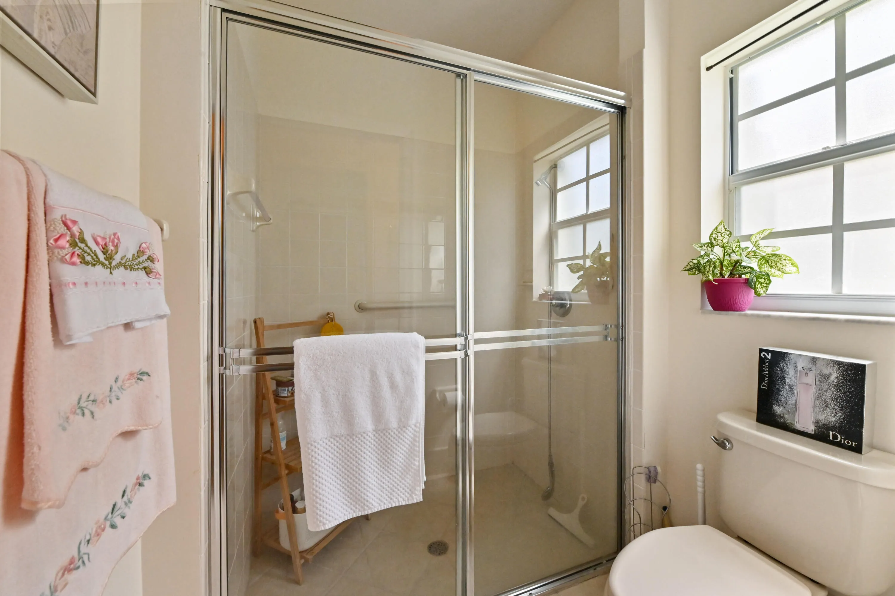 27 Bathroom 02